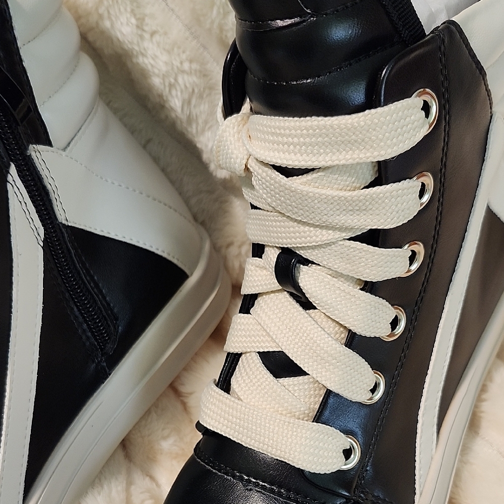 Stylish Black and White Women's High-Top Sneakers - Picture 4 of 6